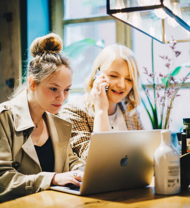 twee vrouwen die gebruik maken van een voip abonnement