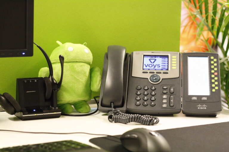 Zakelijke telefoon die kan bellen via SIP trunk op een VoIP-telefooncentrale